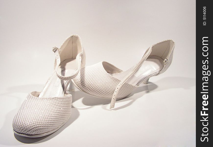 Isolated wedding shoes on white, białe buty ślubne, błyszczące, pantofelki, buciki. Isolated wedding shoes on white, białe buty ślubne, błyszczące, pantofelki, buciki