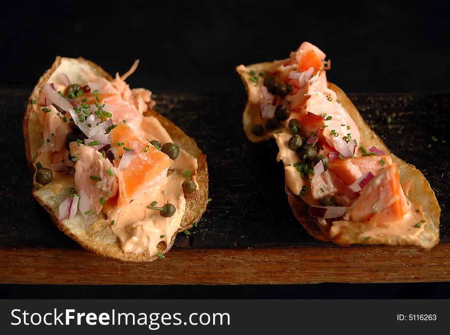 Salmon chips with onions and capers