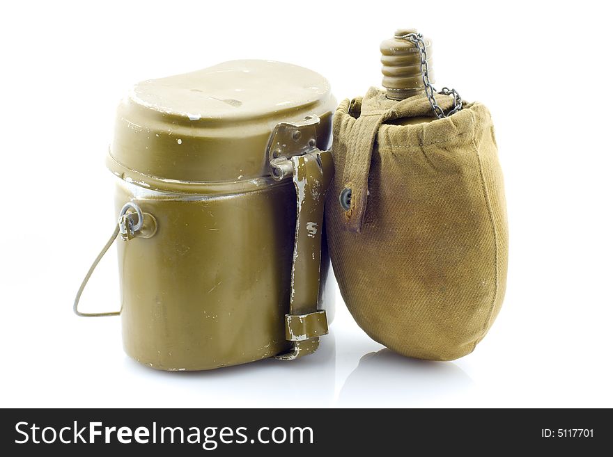 Scratched khaki tinware and used metal canteen. Scratched khaki tinware and used metal canteen