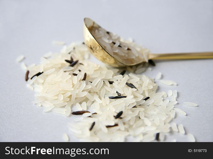 Rice grains and the gold spoon