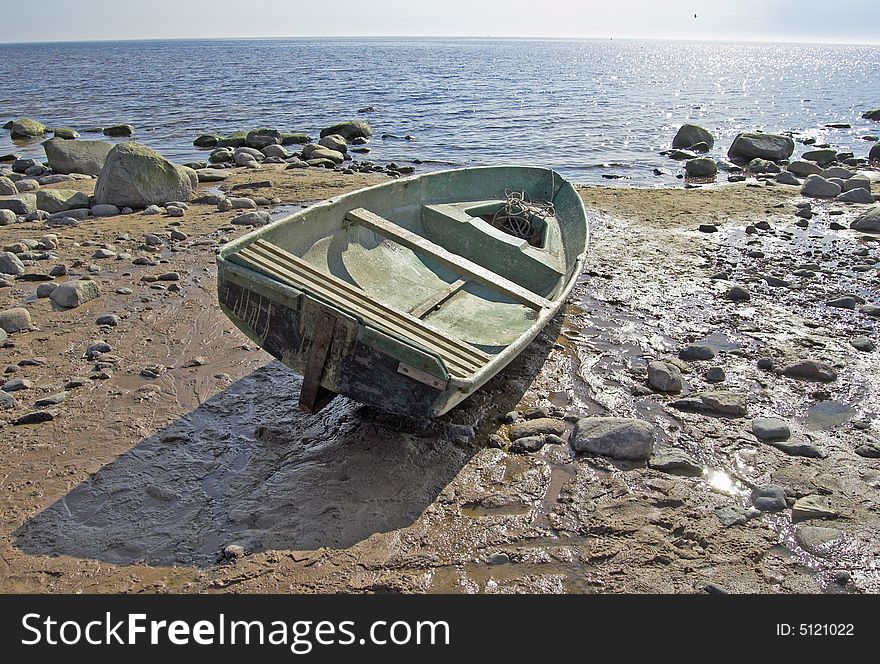 Old boat waiting on seacoast. Old boat waiting on seacoast.