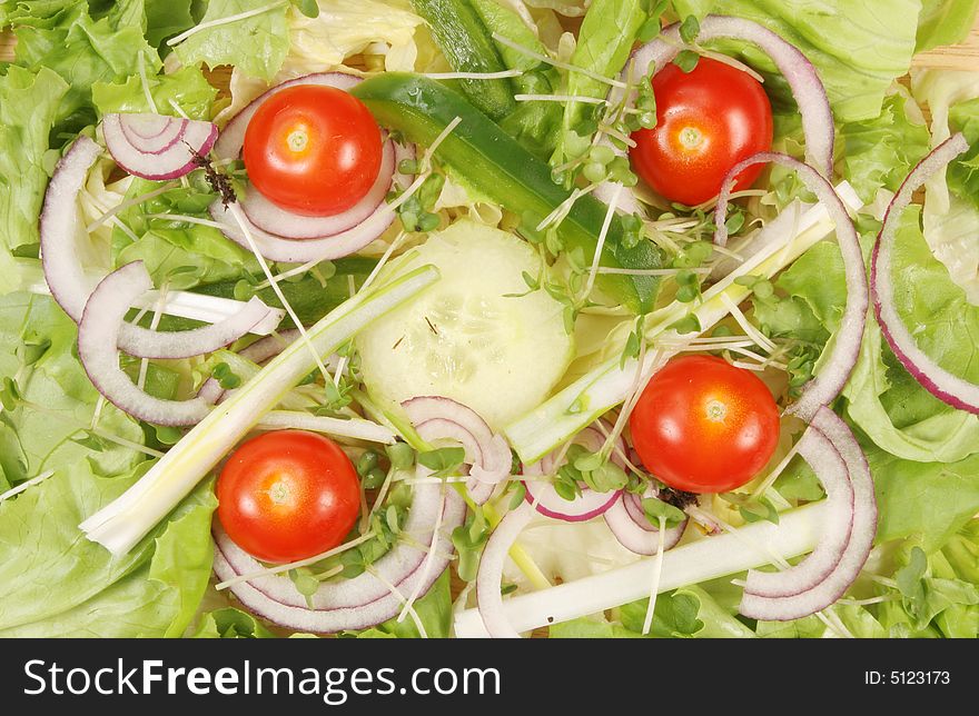 Mixed salad containing lettuce tomatoes onions and green pepper