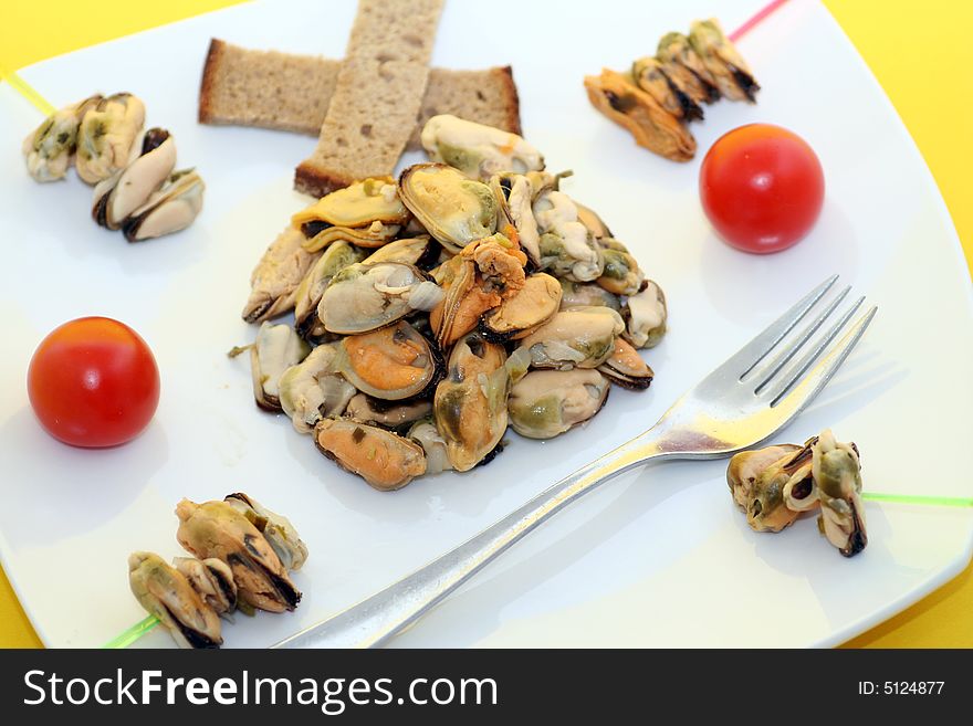 Some fresh mussels in decorate table ware