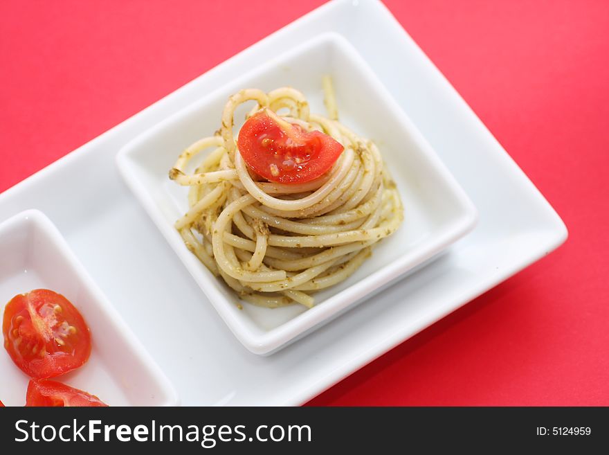 Noodles with pesto and tomatoes