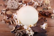 Candle And Dried Plants Royalty Free Stock Images Candle And Dried Plants Royalty Free Stock Images