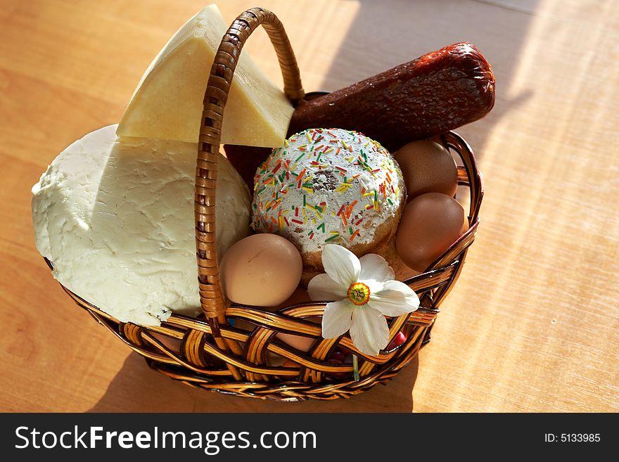 An image of a food in a wooden basket. An image of a food in a wooden basket