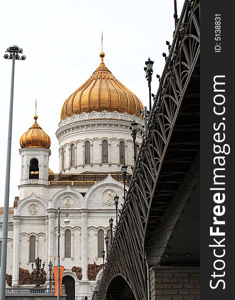 The white church behind the bridge, Moscow