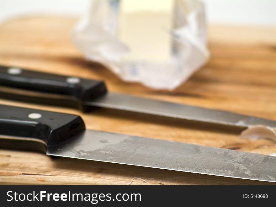 Two kitchen knives with the focus on the sharp edge of the blade of the front knife.