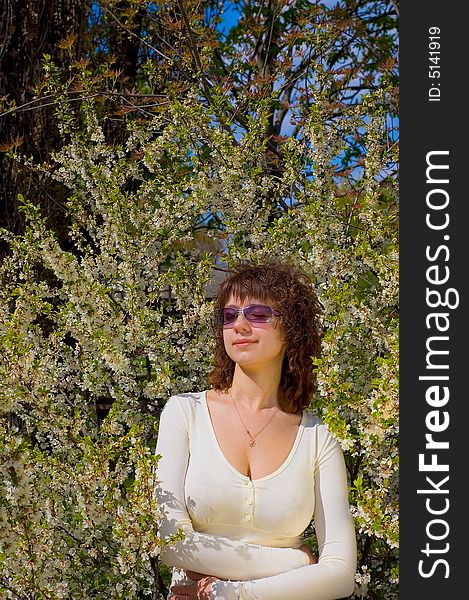 Portrait lady in sun glasses at tree