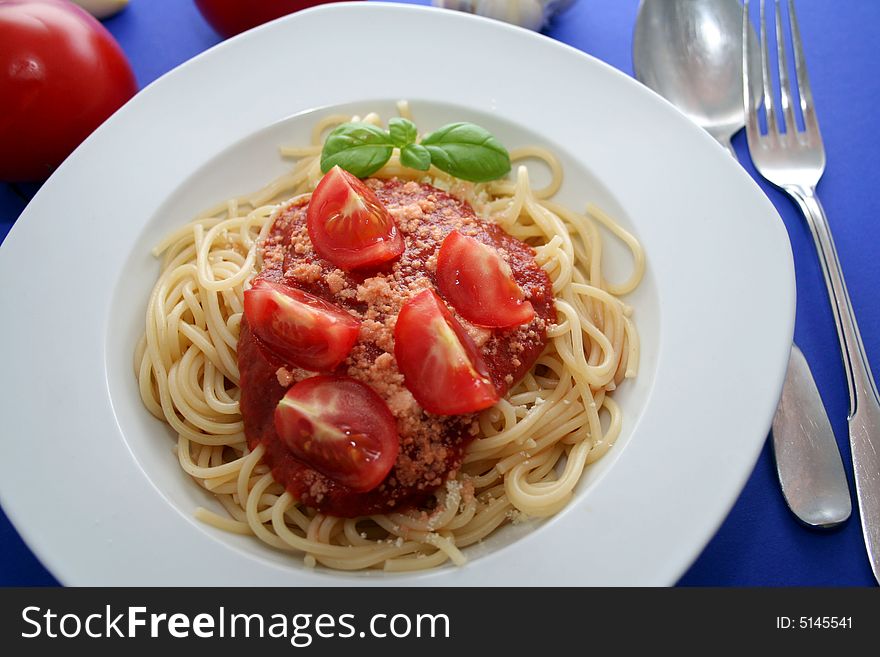 Pasta with tomatoesauce and some tomatoes