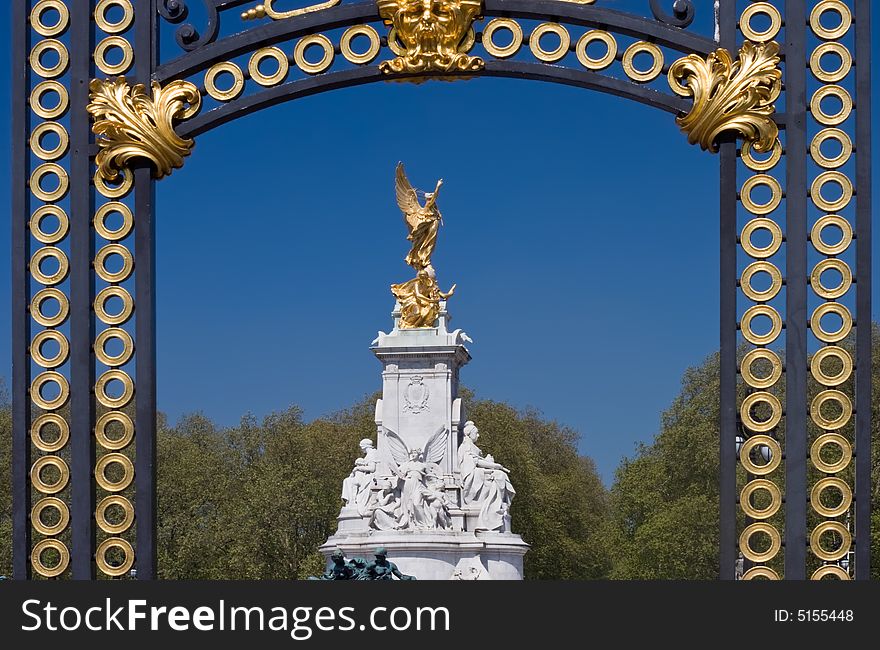 The Victoria memorial, built in 1911 by Sir Thomas Brock, framed by the historical gates. The Victoria memorial, built in 1911 by Sir Thomas Brock, framed by the historical gates.