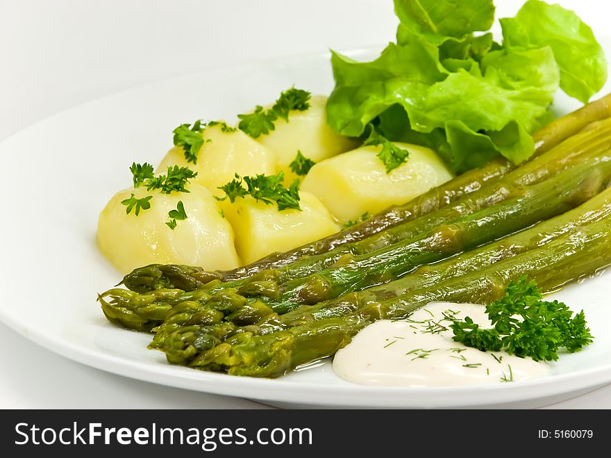 Green asparagus with potatoes and salad.