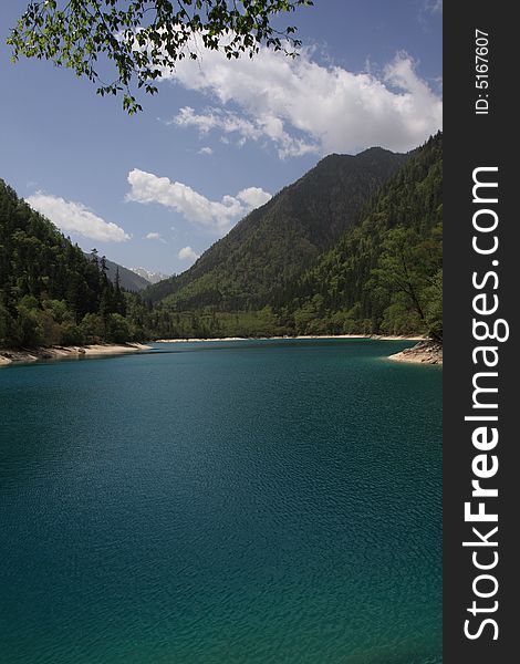 Beautiful lake in jiuzhaigou valley secnicï¼Œwhitch was listed into the World Natural Heritage Catalog in 1992
