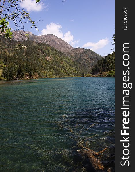 Beautiful lake in jiuzhaigou valley secnic，whitch was listed into the World Natural Heritage Catalog in 1992