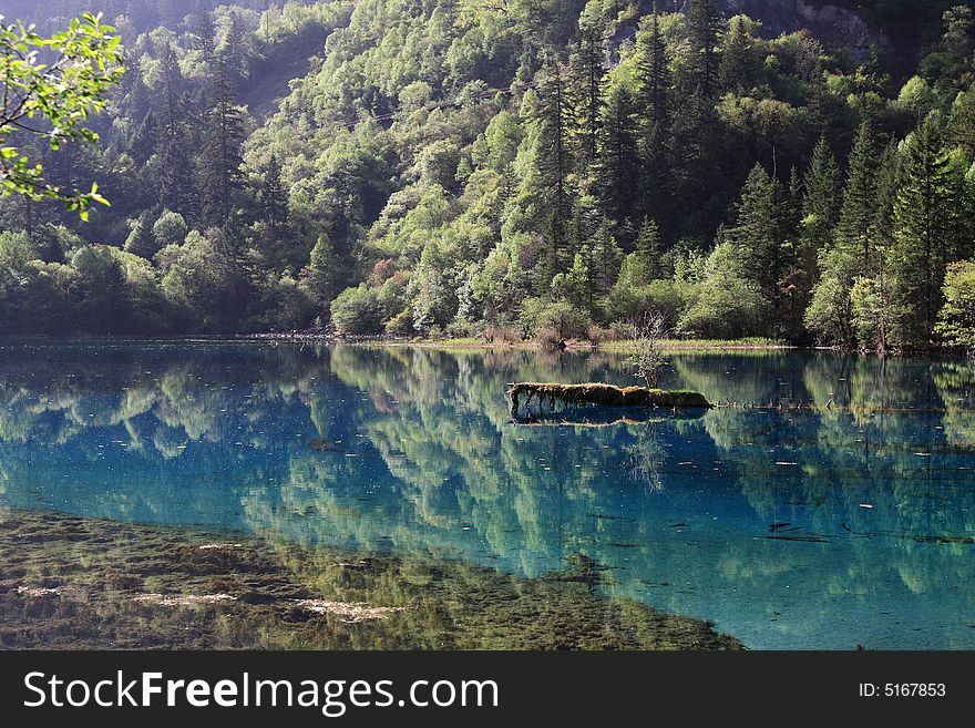 Beautiful lake in jiuzhaigou valley secnicï¼Œwhitch was listed into the World Natural Heritage Catalog in 1992
