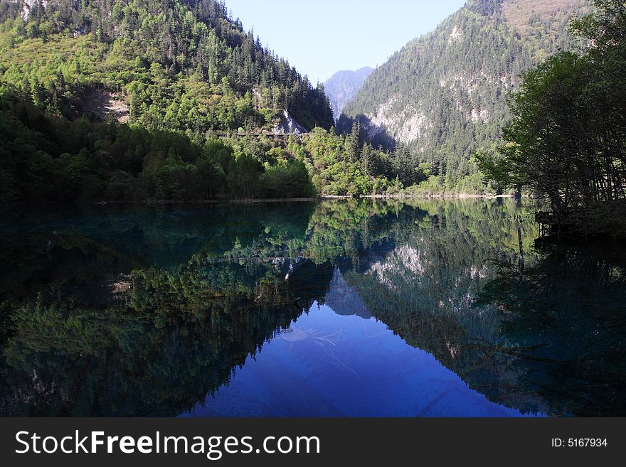 Peacock  lake in jiuzhaigou valley sceneï¼Œsichuan province. Peacock  lake in jiuzhaigou valley sceneï¼Œsichuan province