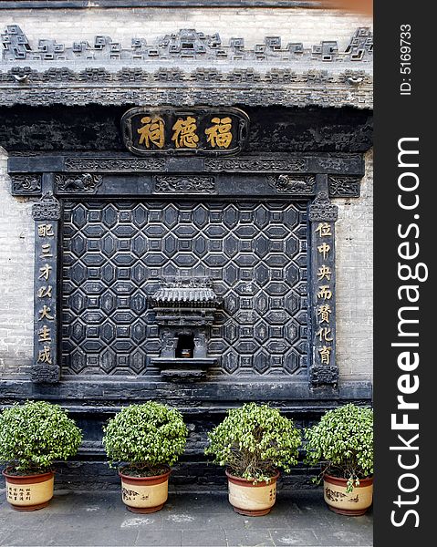 This shrine has already had a history of several hundred years.It is the place where people begged and prayed to gods for blessing to protect safely in ancient times.


Chinese on the horizontal inscribed board is Good fortune shrine,Both sides are the ancient poesy of China.