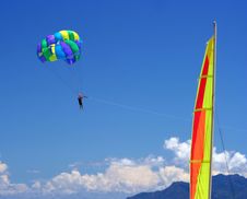 Sailing & Para-sailing - Beach Funs. Summer Colors Royalty Free Stock Images Sailing & Para-sailing - Beach Funs. Summer Colors Royalty Free Stock Images
