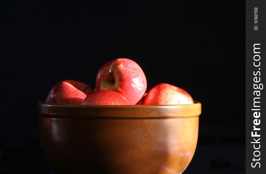 Red apples in the pot. Red apples in the pot