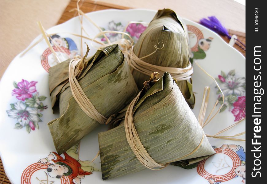 3 pyramid-shaped mass of glutinous rice wrapped in leaves, one culture occasion in Chinese