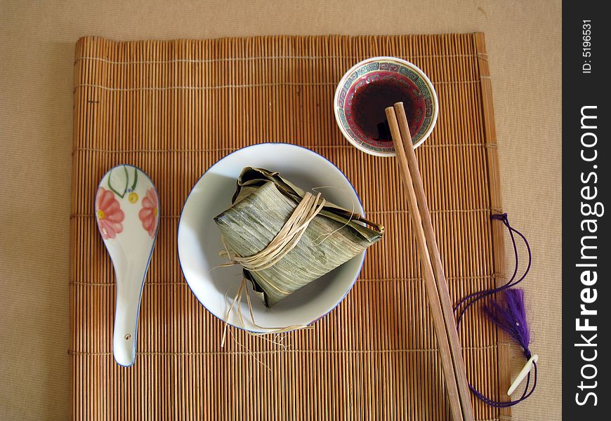 Serving a food of glutinous rice wrapped in leaves for special occasion