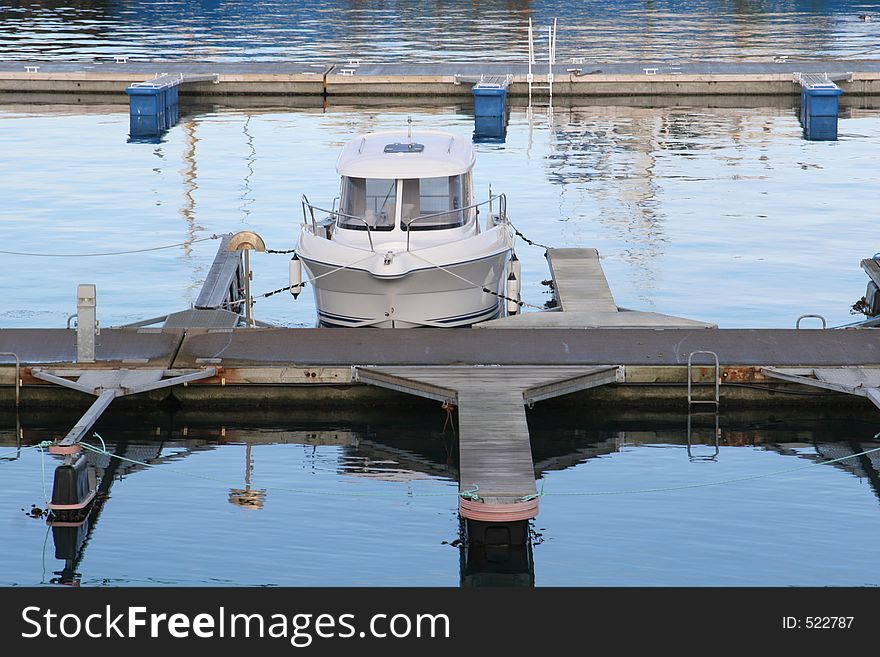 A small boat tied to the docks