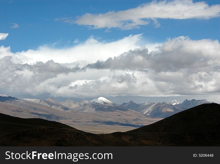 The blue sky and cumulus clouds of the Tibet Plateau, Nyainqntanglha Mountains. The blue sky and cumulus clouds of the Tibet Plateau, Nyainqntanglha Mountains.