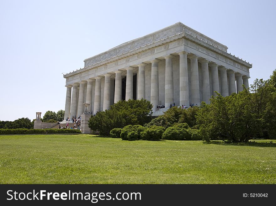 The outside of the Lincoln Monument on a beautiful day