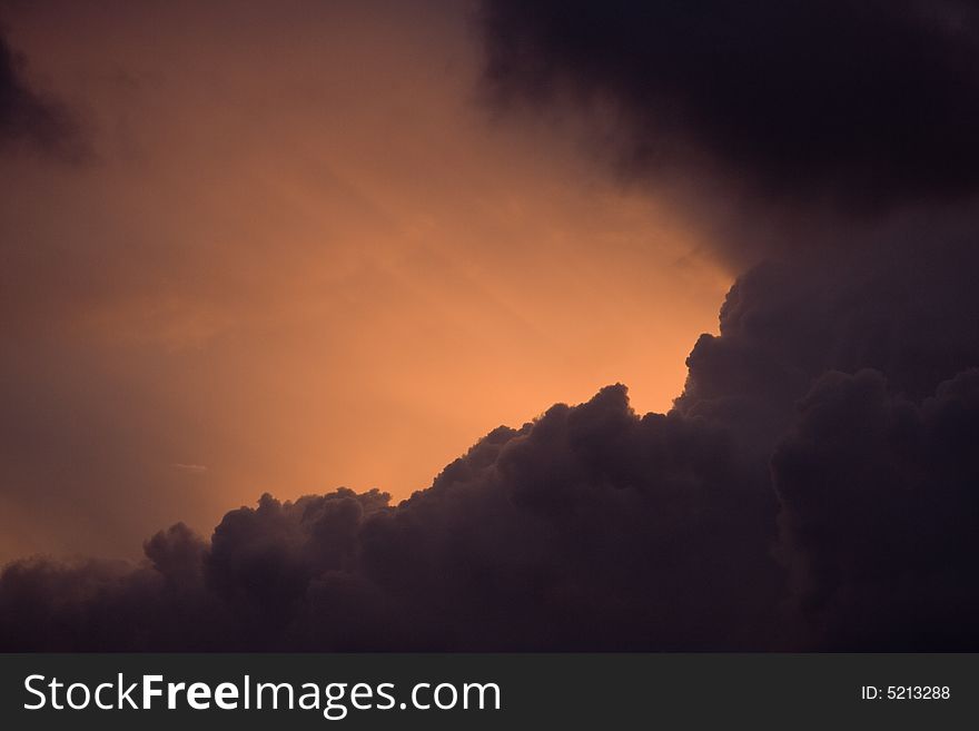 Un cielo naranja.
Orange skies