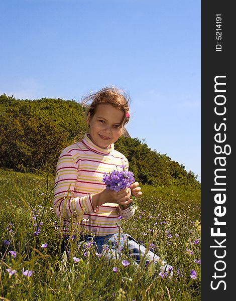 Little girl collect flowers