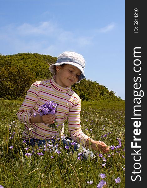 Little girl collect flowers