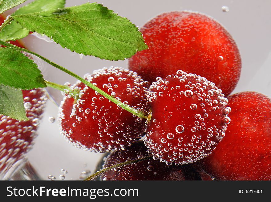 Cherry with bubbles (water, white)