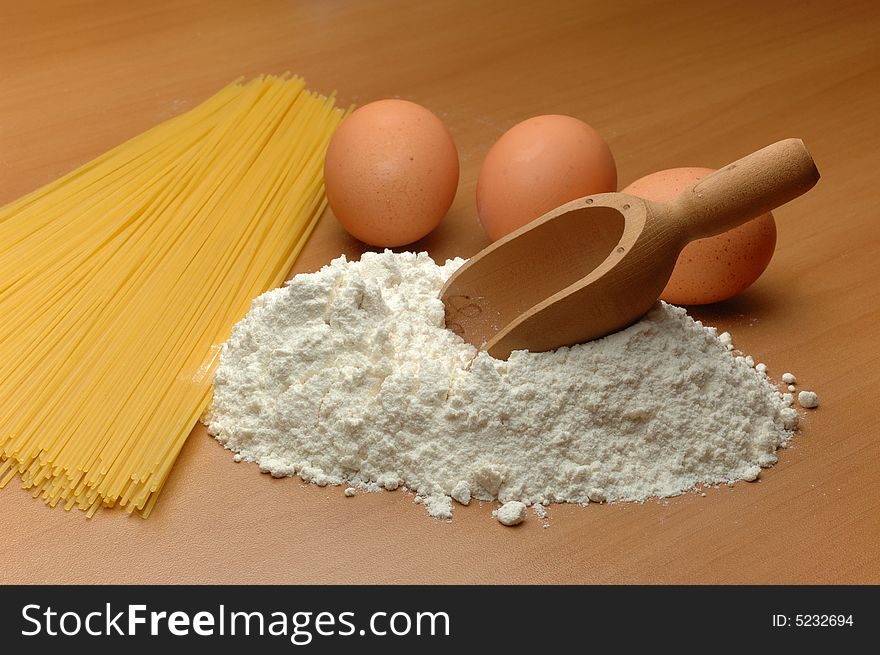 Spaghetti and ingredients needed to prepare them