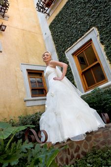 Courtyard Bride Royalty Free Stock Photos Courtyard Bride Royalty Free Stock Photos