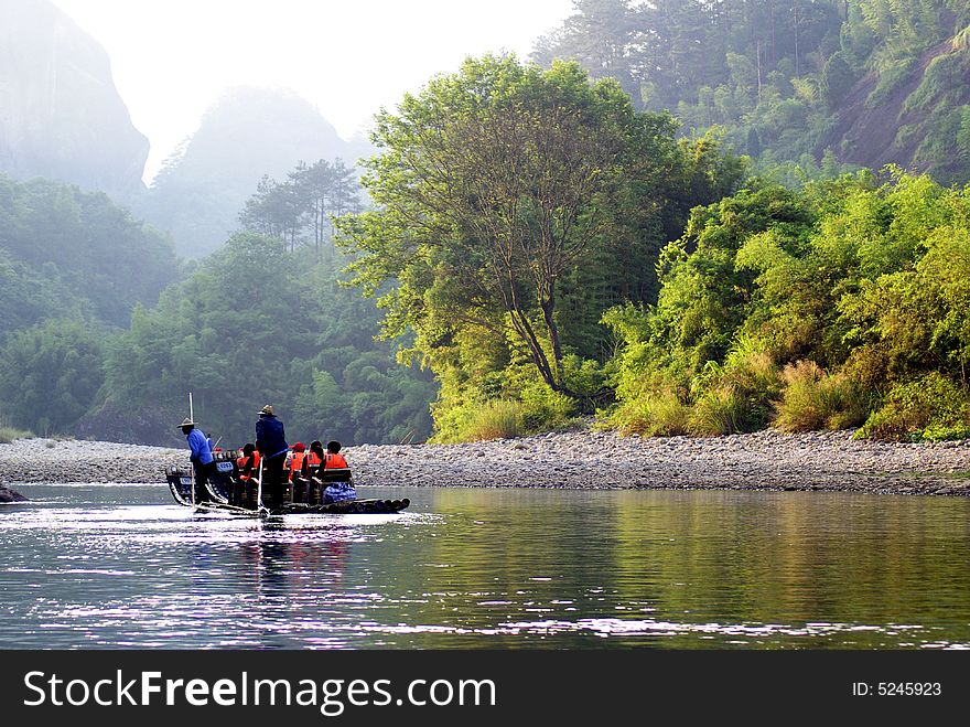 The bamboo raft drifted down the stream. The bamboo raft drifted down the stream.