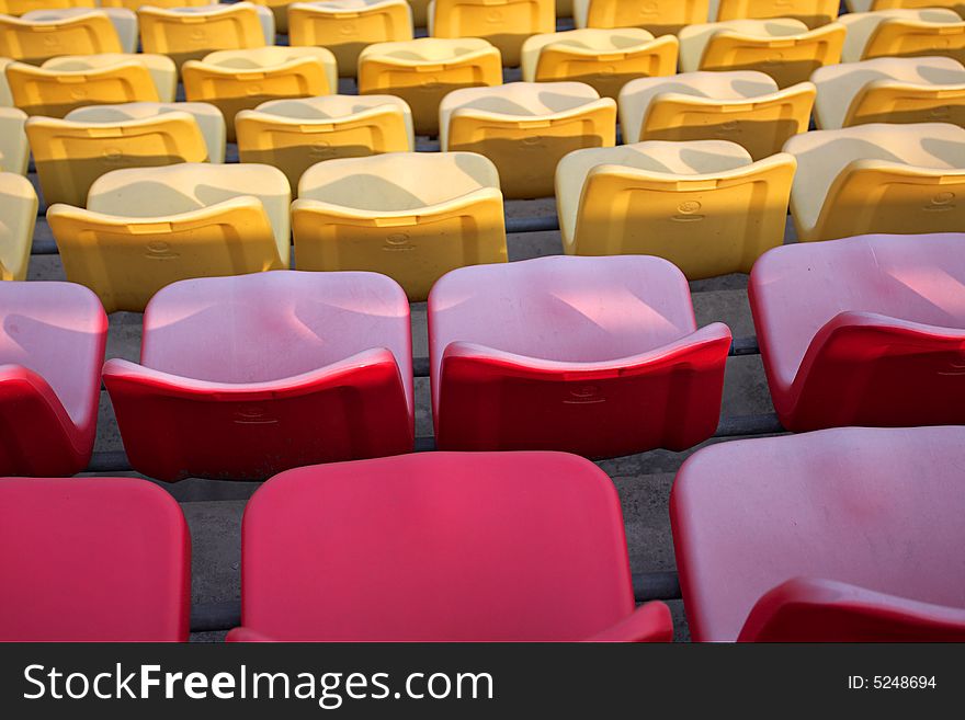 These chairs are  color and beautiful．. These chairs are  color and beautiful．