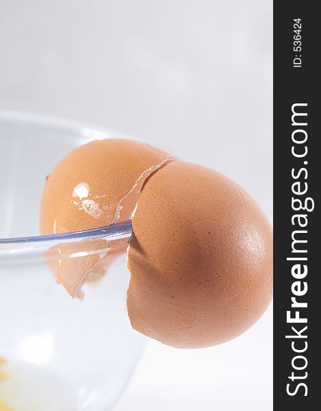 Pitched egg on a bowl - aufgeschlagenes Ei auf einer Schuessel. Pitched egg on a bowl - aufgeschlagenes Ei auf einer Schuessel