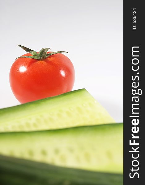 Cucumber slices formed to a blower with one tomatoe - Faecher geformt aus Gurkenscheiben mit einer Tomate. Cucumber slices formed to a blower with one tomatoe - Faecher geformt aus Gurkenscheiben mit einer Tomate