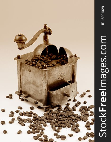 Antiquity coffee machine with beans