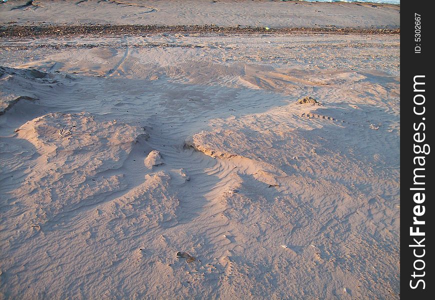 Lifeless Fraternal desert with ÐºÑ€Ð°Ð½Ñ‹Ð¼ sand with orange glare sun on land