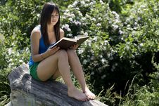 Teenager Read A Book Royalty Free Stock Images