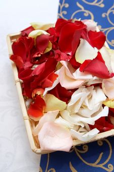 Petals Roses In Basket Cloth Royalty Free Stock Images Petals Roses In Basket Cloth Royalty Free Stock Images