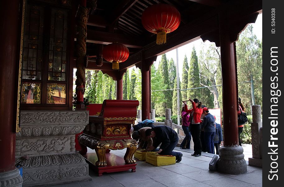 Every day,in the temples in China,many people devout to pray, kneel,burning incense,among them,including buddhists,and those who believe that prayer can bring them good luck. Every day,in the temples in China,many people devout to pray, kneel,burning incense,among them,including buddhists,and those who believe that prayer can bring them good luck