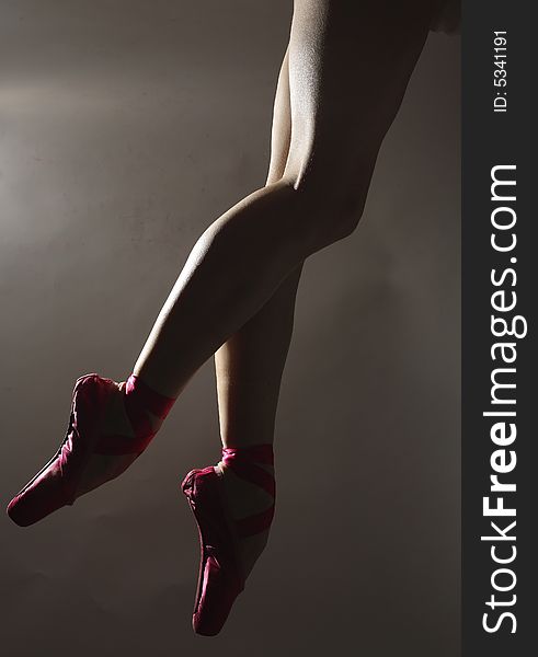 Young muscular professional ballerina on pointe