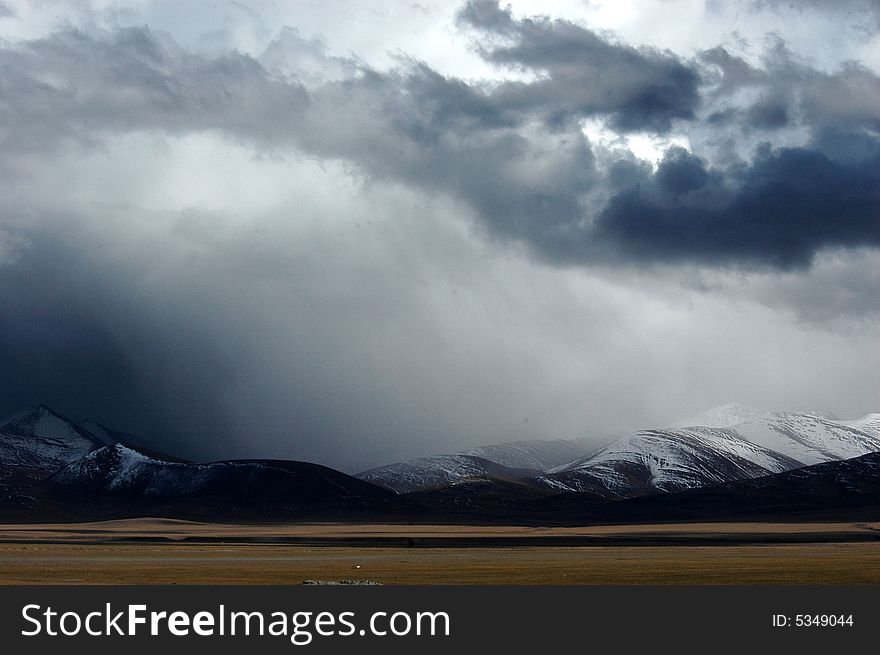The thick cloud sheet and fog over the Nyainqntanglha Mountains,Tibet Plateau,China. The thick cloud sheet and fog over the Nyainqntanglha Mountains,Tibet Plateau,China.