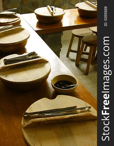 Ceramic pots include dishes with wooden covers. Ceramic pots include dishes with wooden covers