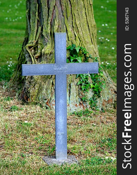 In Dun-sur-Meuse, in the neighbourhood of Verdun in France, the German victims of the first World War (1914-1918) have found their last place to rest. This musketeer has been buried under a tree. In Dun-sur-Meuse, in the neighbourhood of Verdun in France, the German victims of the first World War (1914-1918) have found their last place to rest. This musketeer has been buried under a tree.
