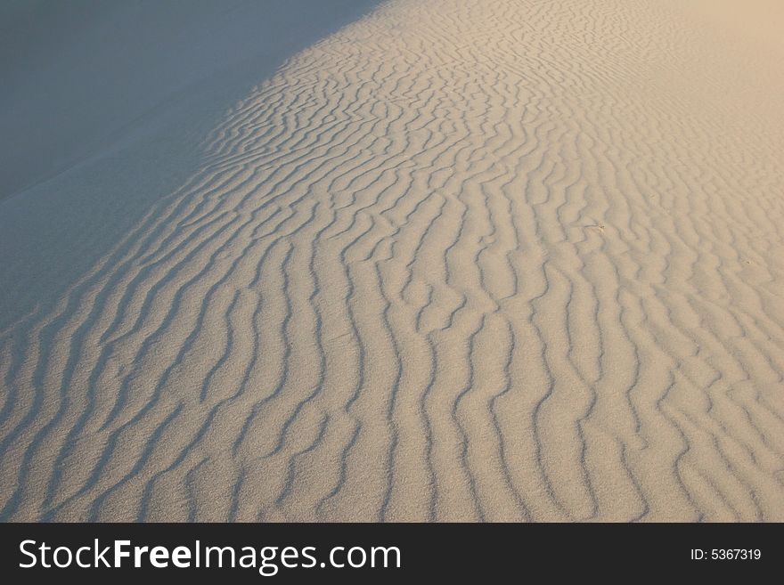 Endless sand ripples