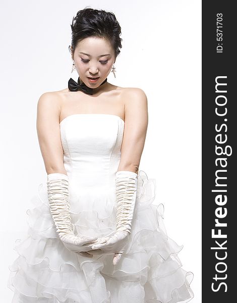 A chinese bride in white dress。