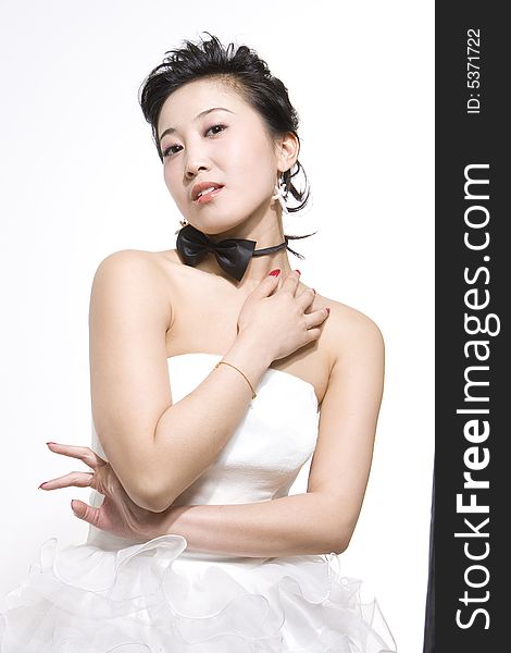 A chinese bride in white dress。